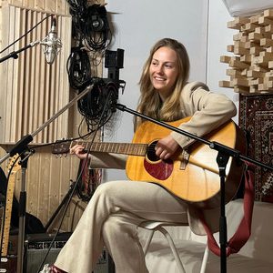 Portret van Laura Hoogendoorn (26), jongvolwassene met uitgezaaide kanker, deelnemer aan Stichting Jongeren en Kanker.