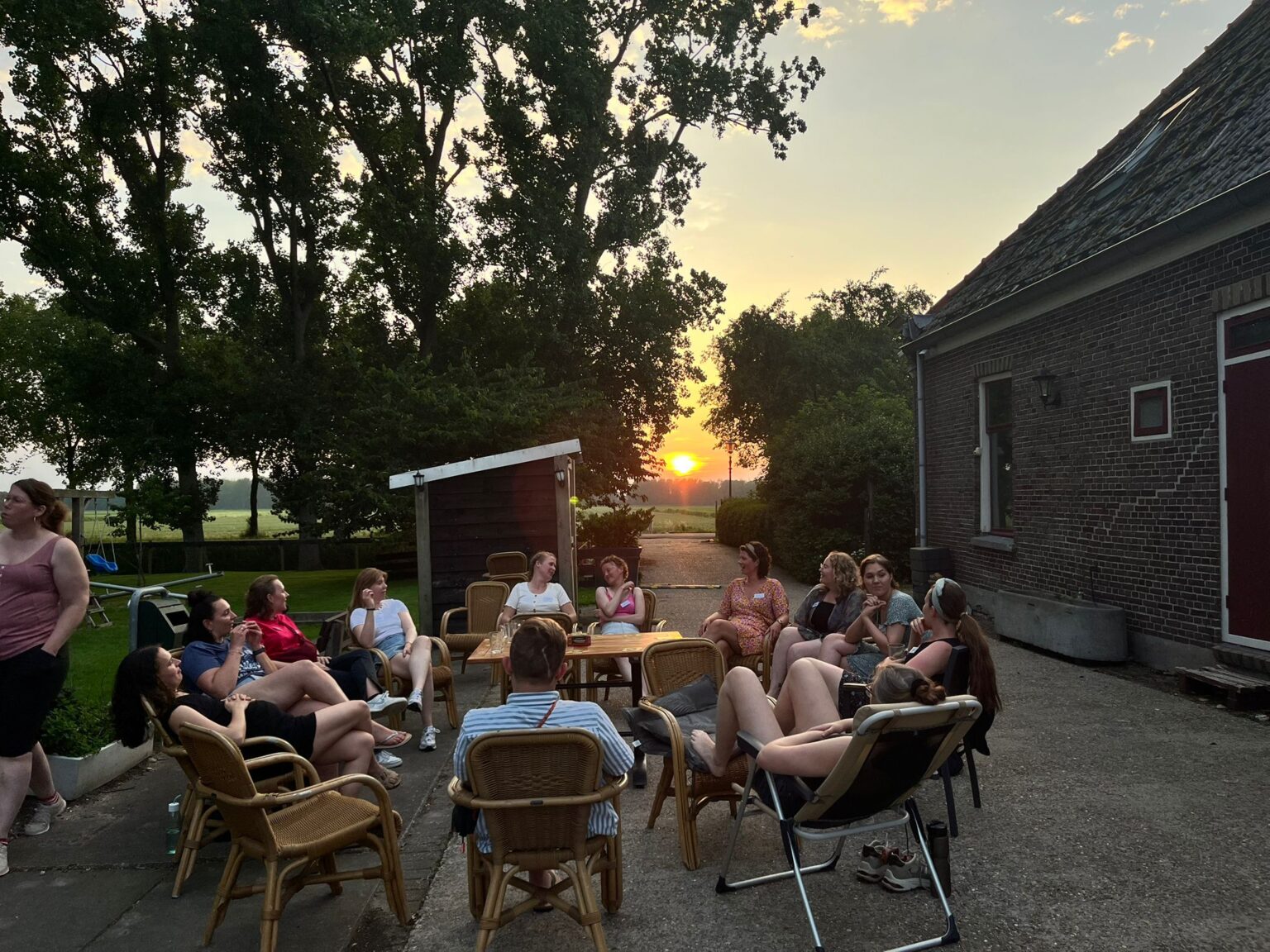 jongvolwassen met kanker zitten buiten met zonsondergang en genieten van het SJK-relaxweekend