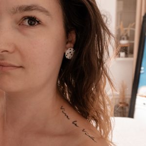 Nicole (32) met kanker-tattoo, symbool voor verwerking en kracht na kanker.