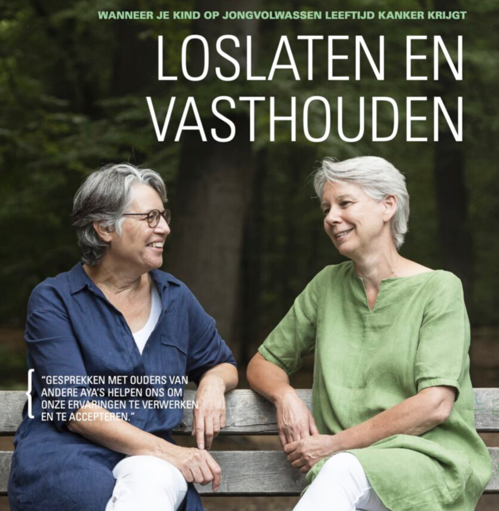 twee vrouwen op een bank in het park die met elkaar in gesprek zijn