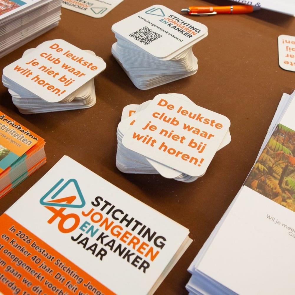 Info materiaal van SJK op een houten tafel